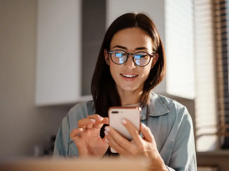 Pessoa agendando avaliação de alinhadores pelo WhatsApp no smartphone