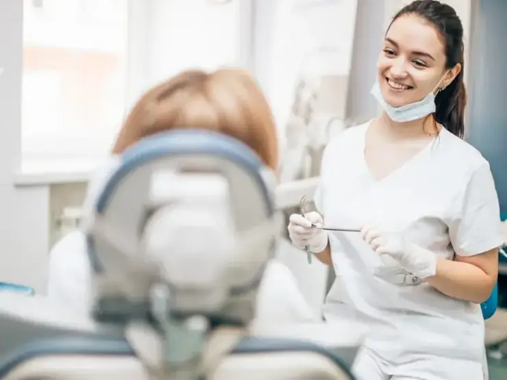Dentista realizando avaliação individualizada do tratamento com alinhadores